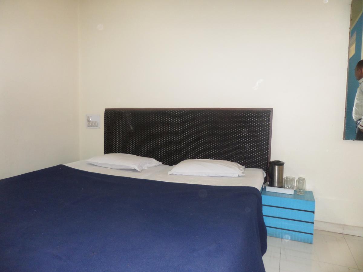 Vrindavan Lodge Szolápur Kültér fotó
